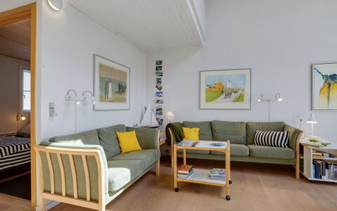 Siunde - 100M to the Fjord: Møbel, Indretning, Couch, Gulvbelægning, Træ, Etage, Stue, Loft, Værelse, Hjem