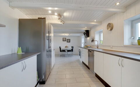 Ailke - 2Km to the Fjord: Gulvbelægning, Loft, Indretning, Træ, Etage, Køkken, Countertop, Belysning, Lysarmatur, Trægulve