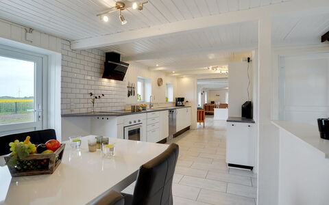 Ailke - 2Km to the Fjord: Loft, Hjem, Countertop, Cabinetry, Hårdttræ, Køkken, Lysarmatur, Vinter, Køkken & Spisebord, Dagslys