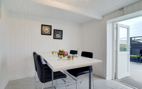 Ailke - 2Km to the Fjord: Træ, Møbel, Gulvbelægning, Indretning, Loft, Etage, Køkken & Spisebord, Bord, Spisestue, Hjem