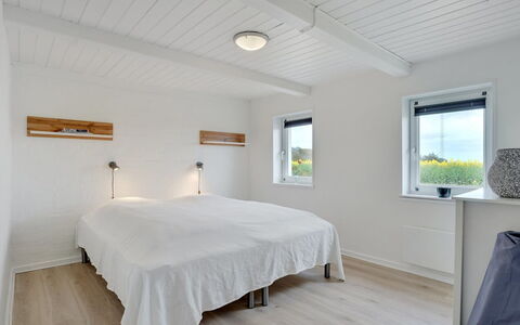 Ailke - 2Km to the Fjord: Træ, Loft, Soveværelse, Indretning, Etage, Gulvbelægning, Belysning, Hjem, Seng, Lysarmatur