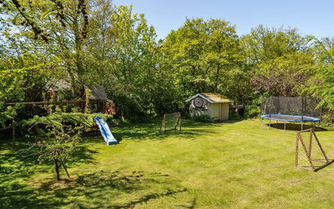 Flugha - 500M to the Fjord: Træ, Græs, Have, Busk, Land Lot, Landdistrikt, Lawn, Backyard, Skygge, Gård