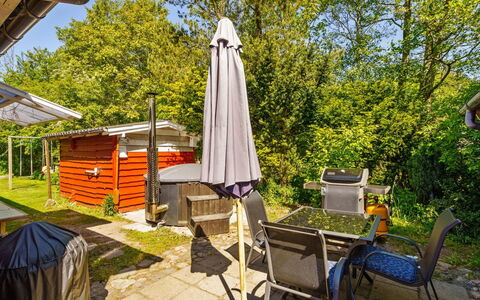 Flugha - 500M to the Fjord: Busk, Have, Stol, Sommerhus, Skygge, Backyard, Gård, Garden Bygninger, Lawn, Landscaping
