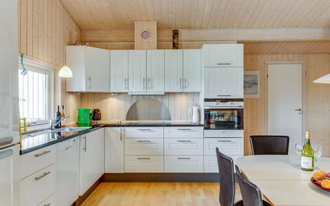 Emanuela - 350M to the Fjord: Træ, Køkken, Loft, Indretning, Gulvbelægning, Køkken Apparat, Countertop, Hjem, Møbel, Etage