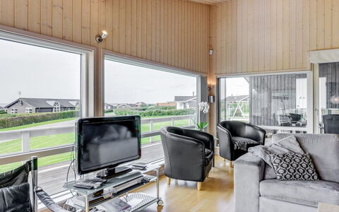 Emanuela - 350M to the Fjord: Loft, Indretning, Gulvbelægning, Etage, Stue, Værelse, Couch, Lejlighed, Trægulve