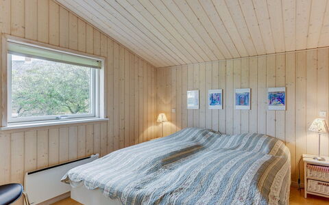 Emanuela - 350M to the Fjord: Træ, Loft, Soveværelse, Hjem, Værelse, Seng, Sengetøj, Sengetøj, Trægulve, Hårdttræ