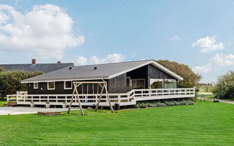 Emanuela - 350M to the Fjord: Arkitektur, Tag, Sommerhus, Hjem, Veranda, Sidespor, Stuehus, Skygge, Lawn, Gård