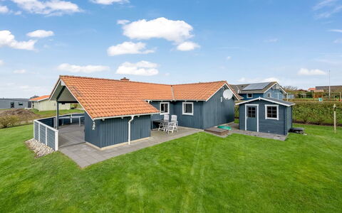 Loviisa - 300M to the Fjord: Tag, Hjem, Hus, Sidespor, Sommerhus, Kompositmateriale, Dør, Skydevindue, Estate, Skorsten