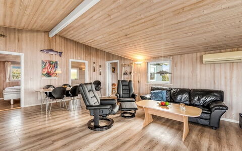 Loviisa - 300M to the Fjord: Træ, Hjem, Loft, Trægulve, Stue, Hårdttræ, Vinter, Couch, Planke