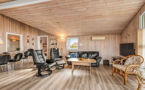 Loviisa - 300M to the Fjord: Træ, Gulvbelægning, Loft, Trægulve, Etage, Indretning, Stue, Hjem, Møbel, Værelse
