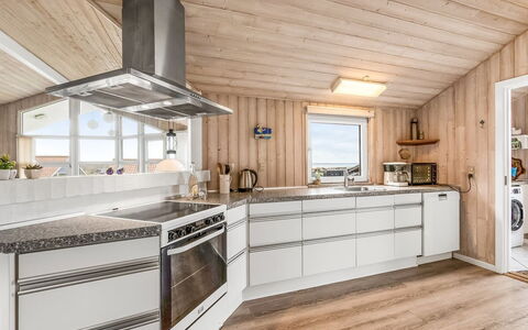 Loviisa - 300M to the Fjord: Træ, Køkken, Hjem, Større Bandage, Countertop, Køkken Apparat, Loft, Husholdningsapparat, Cabinetry, Hårdttræ
