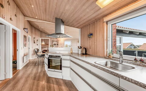 Loviisa - 300M to the Fjord: Træ, Køkken, Indretning, Gulvbelægning, Loft, Hjem, Trægulve, Countertop, Køkken Apparat, Hårdttræ