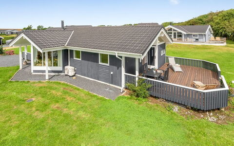 Lucio - 350M to the Fjord: Bygning, Hus, Træ, Hjem, Tag, Sommerhus, Boligområde, Busk, Arkitektur