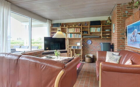 Ioar - 200M to the Fjord: Møbel, Indretning, Træ, Gulvbelægning, Etage, Loft, Couch, Hylde, Stue, Hjem