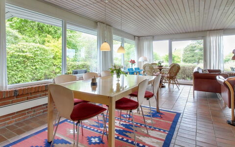 Ioar - 200M to the Fjord: Møbel, Indretning, Gulvbelægning, Etage, Træ, Loft, Stol, Bord, Køkken & Spisebord, Spisestue