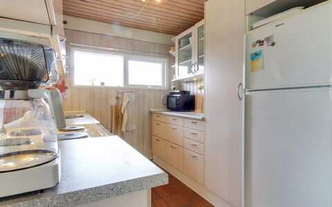 Ioar - 200M to the Fjord: Køkken, Køkken Apparat, Countertop, Indretning, Større Bandage, Gulvbelægning, Træ, Etage, Cabinetry, Værelse