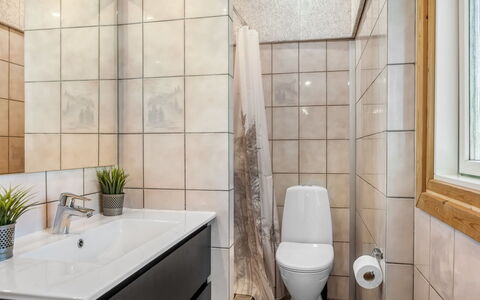 Bendet - 50M to the Fjord: Gulvbelægning, Etage, Indretning, Sanitærarmatur, Toiletbræt, Toilet, Badeværelse, Flise, Vvs, Håndvask
