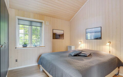 Regnwald - 400M to the Fjord: Træ, Loft, Indretning, Gulvbelægning, Etage, Hjem, Værelse, Soveværelse, Trægulve, Seng