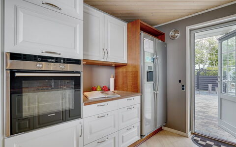 Regnwald - 400M to the Fjord: Køkken Apparat, Gulvbelægning, Køkken, Større Bandage, Cabinetry, Indretning, Træ, Countertop, Etage, Husholdningsapparat