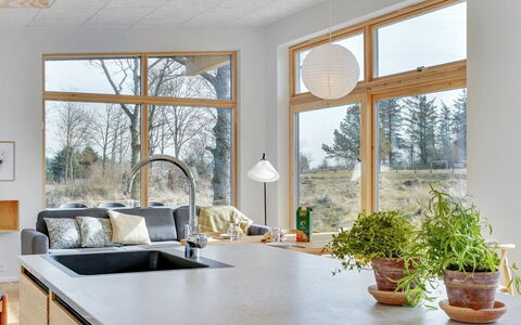 Haubert - 500M to the Fjord: Møbel, Indretning, Gulvbelægning, Træ, Countertop, Køkken, Etage, Loft, Bord, Lysarmatur