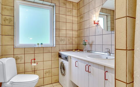 Ephra - 250M to the Fjord: Badeværelse, Sanitærarmatur, Gulvbelægning, Toiletbræt, Toilet, Etage, Indretning, Vvs, Håndvask, Badeværelsesvask
