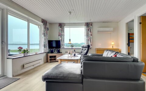 Ephra - 250M to the Fjord: Møbel, Indretning, Gulvbelægning, Træ, Etage, Couch, Loft, Trægulve, Stue, Bord