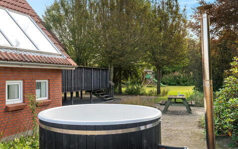 Auguste - 1.5Km to the Fjord: Tag, Hus, Land Lot, Hjem, Sommerhus, Estate, Garden Bygninger, Skygge, Bjælkehytte, Landscaping