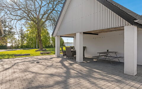 Kara - 100M to the Fjord: Blå, Busk, Sommerhus, Bunddække, Have, Estate, Skygge, Landscaping, Stuehus, Eco Hotel