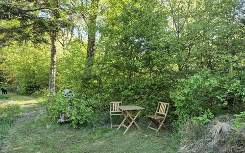 Aswarth - 50M to the Fjord: Blå, Busk, Sommerhus, Bunddække, Have, Estate, Skygge, Landscaping, Stuehus, Eco Hotel
