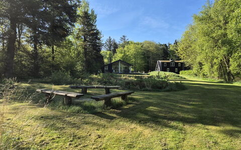 Aswarth - 50M to the Fjord: Blå, Busk, Sommerhus, Bunddække, Have, Estate, Skygge, Landscaping, Stuehus, Eco Hotel