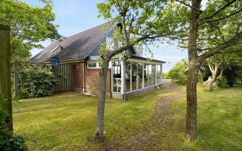 Emmie - 50M to the Fjord: Boligområde, Tag, Forstad, Indkørsel, Estate, Skorsten