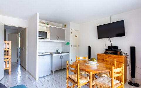 Le Lavandou 70: Bord, Møbel, Cabinetry, Bygning, Reoler, Træ, Stue, Stol, Hus, Skuffe