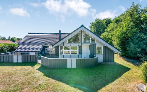 Stryd - 150M from the Sea: Hjem, Tag, Sommerhus, Estate, Sidespor, Have, Lawn, Skygge, Stuehus, Landscaping