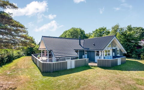 Stryd - 150M from the Sea: Gulvbelægning, Væg, Etage, Indretning, Træ, Loft, Trægulve, Belysning, Møbel, Laminat Gulv