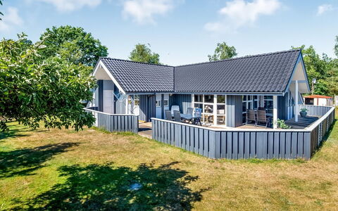 Stryd - 150M from the Sea: Gulvbelægning, Væg, Etage, Indretning, Træ, Loft, Trægulve, Belysning, Møbel, Laminat Gulv