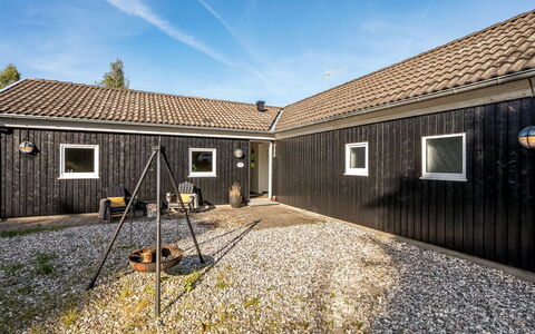 Kukka - 600M from the Sea: Gulvbelægning, Væg, Etage, Indretning, Træ, Loft, Trægulve, Belysning, Møbel, Laminat Gulv