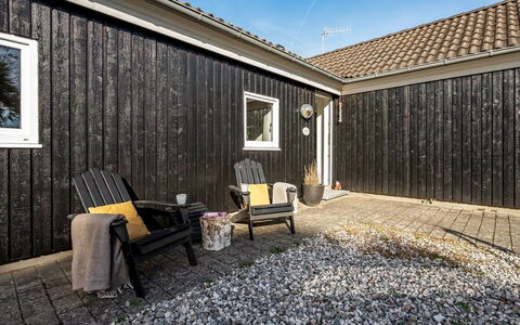 Kukka - 600M from the Sea: Gulvbelægning, Væg, Etage, Indretning, Træ, Loft, Trægulve, Belysning, Møbel, Laminat Gulv