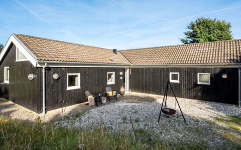 Kukka - 600M from the Sea: Gulvbelægning, Væg, Etage, Indretning, Træ, Loft, Trægulve, Belysning, Møbel, Laminat Gulv