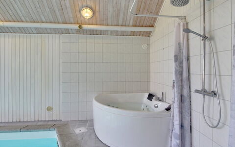 Rani - 800M from the Sea: Gulvbelægning, Sanitærarmatur, Etage, Indretning, Badekar, Loft, Badeværelse, Vvs, Tap, Møbel