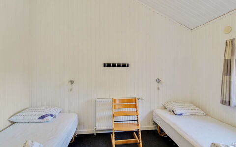 Rani - 800M from the Sea: Væg, Træ, Etage, Gulvbelægning, Soveværelse, Seng, Loft, Indretning, Bed Frame, Sengetøj