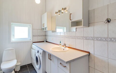 Rani - 800M from the Sea: Gulvbelægning, Sanitærarmatur, Etage, Indretning, Håndvask, Badeværelsesvask, Tap, Badeværelse, Vvs, Loft