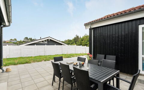 Bjarki - 800M from the Sea: Svømmepøl, Ferieby