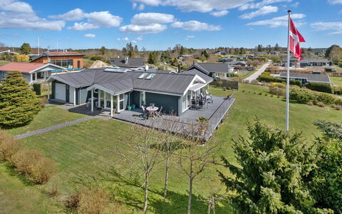 Kuno - 300M from the Sea: Tag, Hus, Hjem, Sommerhus, Sidespor, Estate, Indkørsel, Garden Bygninger, Gård, Skur