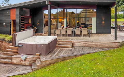 Ylvi - 250M from the Sea: Træ, Hjem, Kompositmateriale, Dæk, Sommerhus, Dør, Hårdttræ, Bejdse, Garden Bygninger, Stol