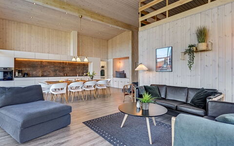 Ylvi - 250M from the Sea: Træ, Indretning, Loft, Gulvbelægning, Stue, Couch, Værelse, Etage, Trægulve, Hjem