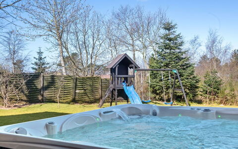 Ylvi - 250M from the Sea: Svømmepøl, Gård, Backyard, Skygge, Landscaping, Udvej, Eco Hotel, Jacuzzi