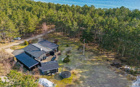 Keyla - 50M from the Sea: Tag, Hus, Hjem, Sommerhus, Sidespor, Estate, Indkørsel, Garden Bygninger, Gård, Skur