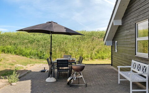 Bitha - 400M from the Sea: Tag, Hus, Land Lot, Hjem, Sommerhus, Estate, Garden Bygninger, Skygge, Bjælkehytte, Landscaping