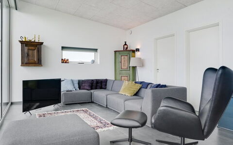 Anniina - 200M from the Sea: Møbel, Indretning, Gulvbelægning, Couch, Etage, Stue, Hjem, Værelse, Lejlighed, Belysning