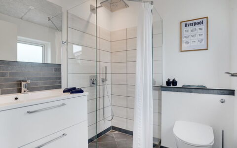 Anniina - 200M from the Sea: Gulvbelægning, Etage, Indretning, Sanitærarmatur, Badeværelse, Flise, Vvs, Badeværelsesskab, Kompositmateriale, Toilet